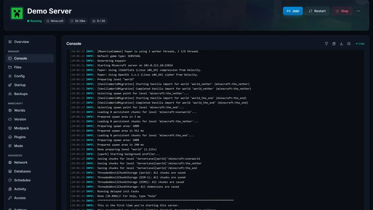 Live serverkonsol i SpillHosting-panelet, der streamer log-output